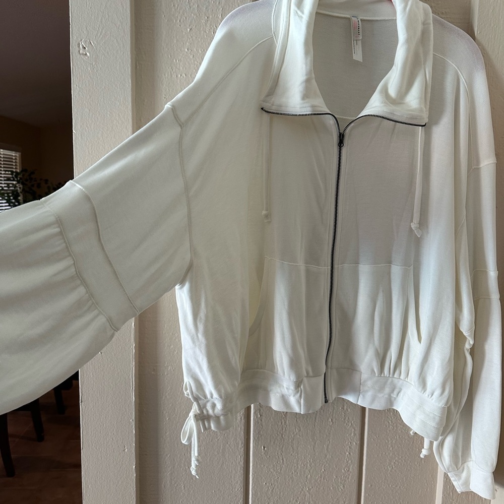 NEW FREE PEOPLE MOVEMENT WHITE FLOWY JACKET TOP M